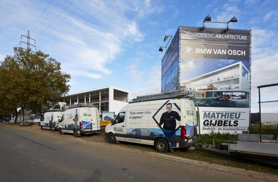 bmw van osch concessie hasselt nieuwbouw garagebouw mathieu gijbels bouwbedrijf limburg werf publiciteit werken