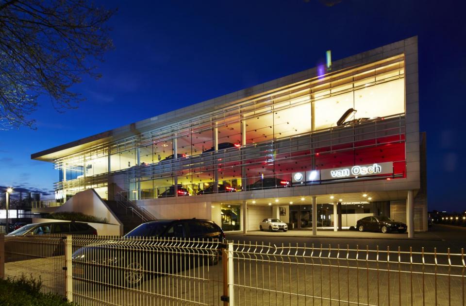 bmw van osch concessie hasselt nieuwbouw garagebouw mathieu gijbels bouwbedrijf limburg by night nacht