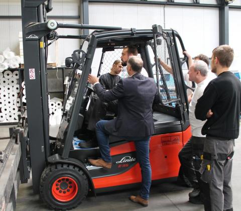 uitleg elektrische heftruck Motrac Linde plooiafdeling