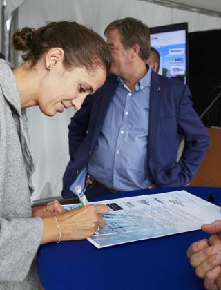 Lize Tegenbos ondertekent