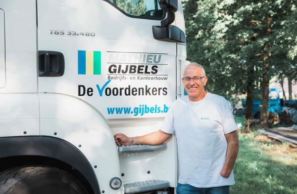 Frans (57) weer aan het werk nadat hij in maart zijn hand verloor: “Ik dacht dat ik nooit meer met een vrachtwagen zou rijden