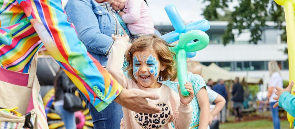 Mathieu Gijbels wordt voor 1 dag The Factory Of Dreams op familiedag 50 jaar