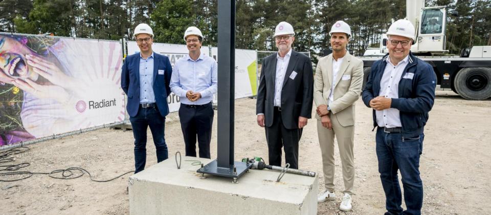 Houthalen-Helchteren – Deze voormiddag werd in Houthalen-Helchteren het symbolische startschot gegeven voor de werken aan het nieuwe industriegebouw van Radiant Color met productiehal, laboratorium en kantoren. Dit is een belangrijke investering van 22 miljoen euro om ruimte te creëren voor hun groeiende productie. De plannen van dit gloednieuw pand zijn in handen van bouwbedrijf Mathieu Gijbels in samenwerking met HVC-Architecten. De oplevering is voorzien in het voorjaar van 2024. Deze voormiddag werd sym