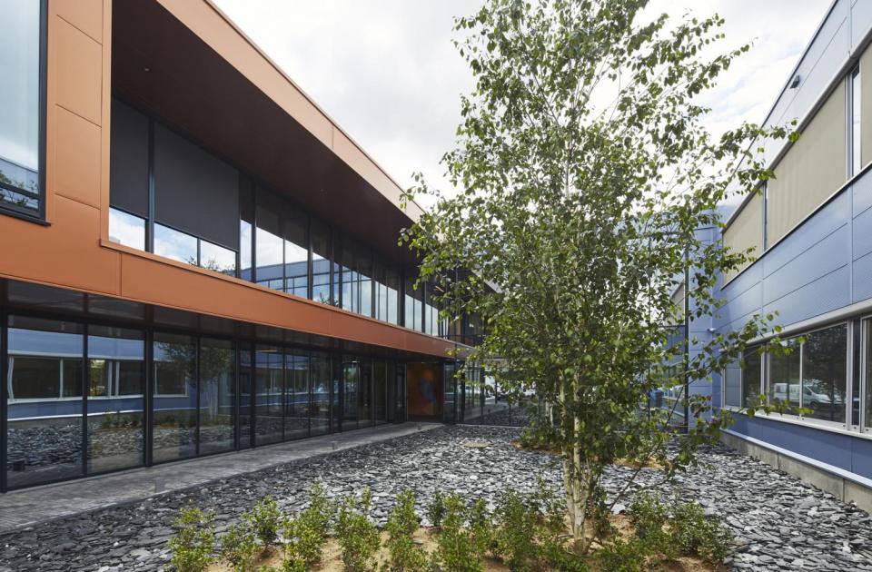 Easi Nijvel - Mathieu Gijbels - industriebouw - kantoorbouw - bouwbedrijf limburg