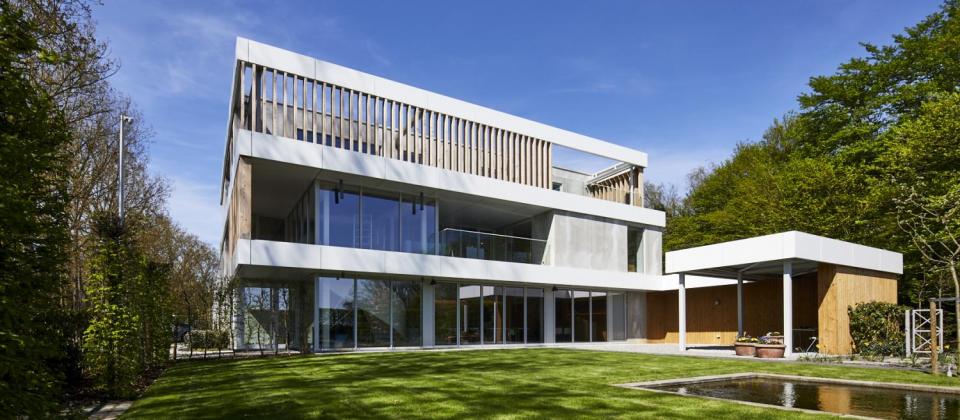 Voor tuinaannemer ATB Van der Weehe bouwde Mathieu Gijbels in 2017 in Broechem verschillende loodsen en kantoor met woning.