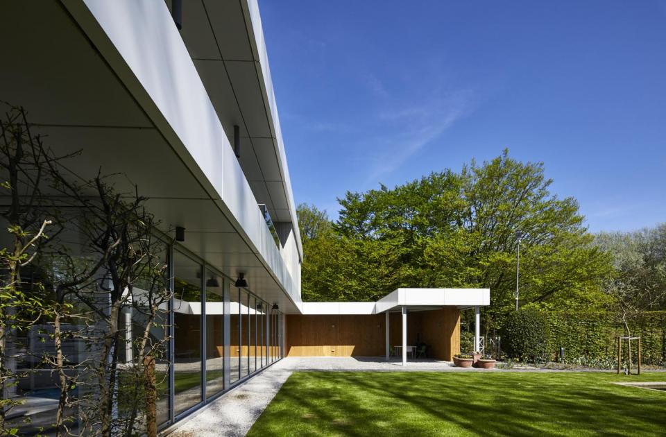 Voor tuinaannemer ATB Van der Weehe bouwde Mathieu Gijbels in 2017 in Broechem verschillende loodsen en kantoor met woning.