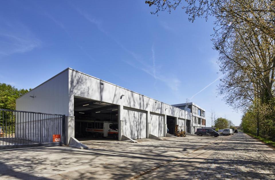 Voor tuinaannemer ATB Van der Weehe bouwde Mathieu Gijbels in 2017 in Broechem verschillende loodsen en kantoor met woning.