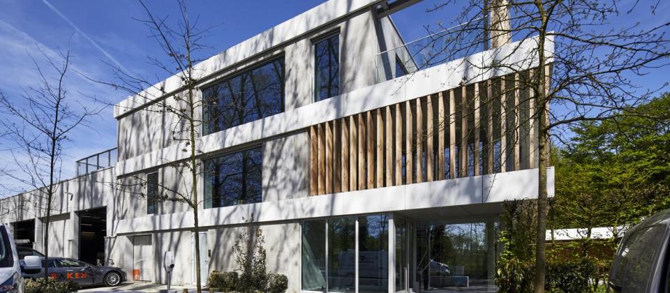 Voor tuinaannemer ATB Van der Weehe bouwde Mathieu Gijbels in 2017 in Broechem verschillende loodsen en kantoor met woning.