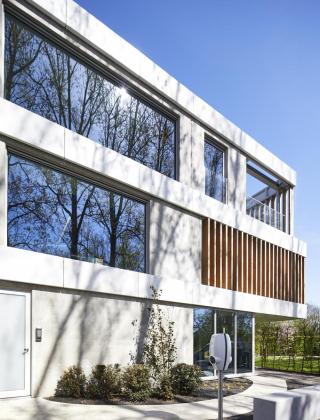 Voor tuinaannemer ATB Van der Weehe bouwde Mathieu Gijbels in 2017 in Broechem verschillende loodsen en kantoor met woning.