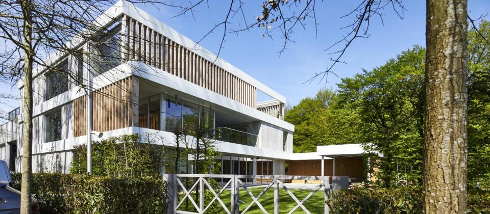 Voor tuinaannemer ATB Van der Weehe bouwde Mathieu Gijbels in 2017 in Broechem verschillende loodsen en kantoor met woning.