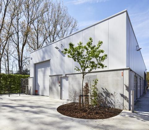 Voor tuinaannemer ATB Van der Weehe bouwde Mathieu Gijbels in 2017 in Broechem verschillende loodsen en kantoor met woning.