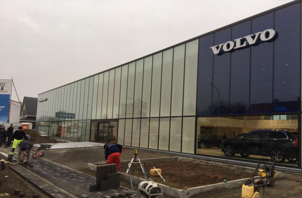 garage vovlo de keulenaer tijdens de werken door bouwbedrijf mathieu gijbels