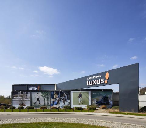 Voor schoen- en kledingwinkel Luxus in Bièrges zorgen De Voordenkers van Mathieu Gijbels voor een uitbreiding van de winkelruimte. 