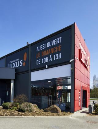 Voor schoen- en kledingwinkel Luxus in Bièrges zorgen De Voordenkers van Mathieu Gijbels voor een uitbreiding van de winkelruimte. 