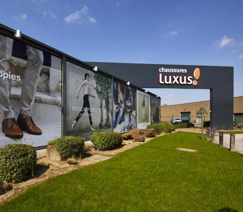 Voor schoen- en kledingwinkel Luxus in Bièrges zorgen De Voordenkers van Mathieu Gijbels voor een uitbreiding van de winkelruimte. 