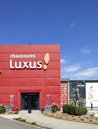 Voor schoen- en kledingwinkel Luxus in Bièrges zorgen De Voordenkers van Mathieu Gijbels voor een uitbreiding van de winkelruimte. 