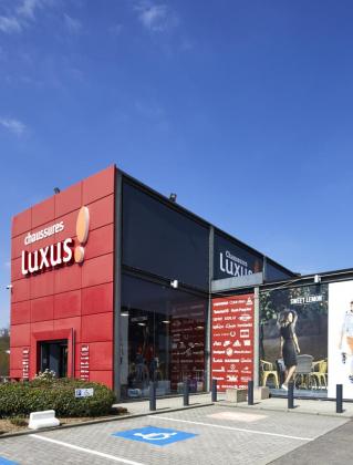 Voor schoen- en kledingwinkel Luxus in Bièrges zorgen De Voordenkers van Mathieu Gijbels voor een uitbreiding van de winkelruimte. 