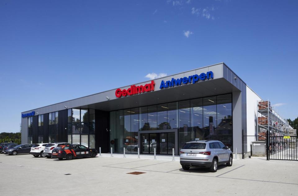 het nieuwe gebouw van gedimat bridts in aartselaar bij a12 door mathieu gijbels aannemer uit oudsbergen