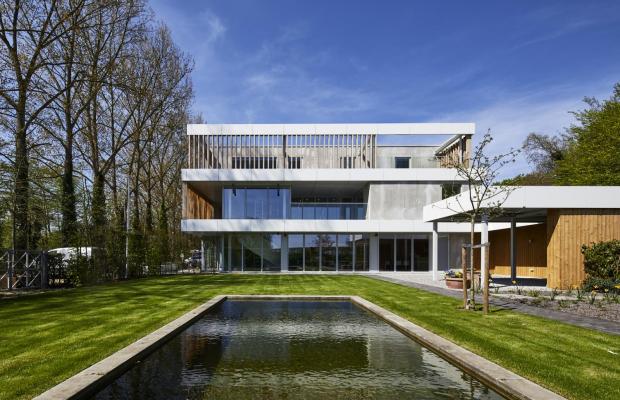 En 2017, Mathieu Gijbels a construit pour ATB Van der Weehe, entreprise de jardinage, plusieurs hangars et bureaux avec une maison à Broechem.