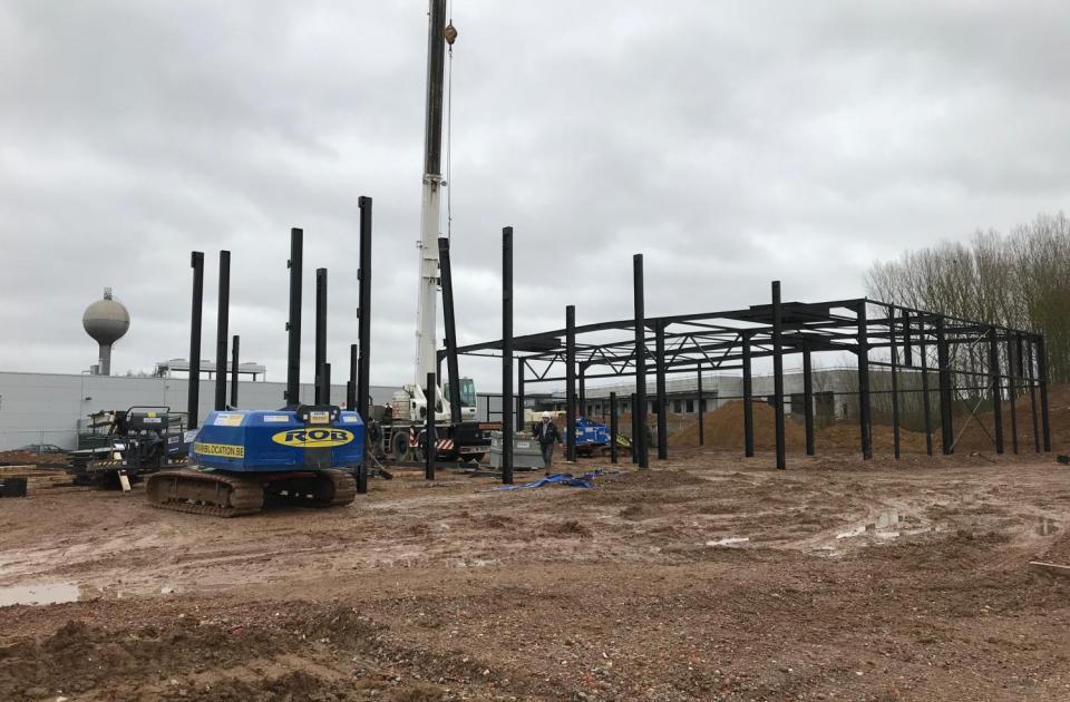 Voor drankenspecialist Brasserie Delsart bouwen De Voordenkers van Mathieu Gijbels een nieuwe commerciële ruimte in Suarlée