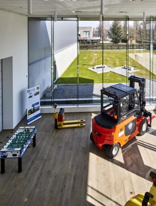 B-Close , vorkheftrucks, nieuwbouw, kantoorgebouw, staalbouw, namen, mathieu gijbels, de voordenkers