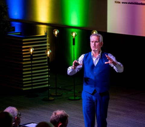 Deens spreker Ulrik Haagerup leert media en bedrijven de kracht van constructieve berichtgeving - mathieu gijbels